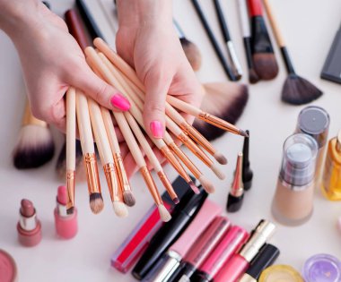Masada gösterilen makyaj ürünlerinin koleksiyonu