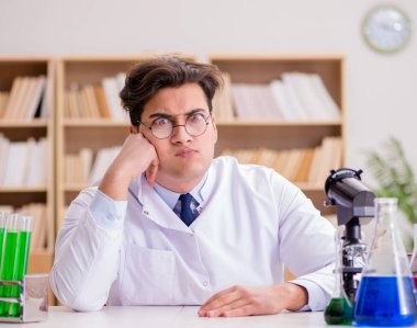 Çılgın bilim adamı bir laboratuarda deneyler yapıyor.