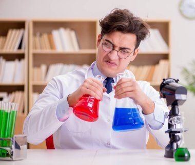 Çılgın bilim adamı bir laboratuarda deneyler yapıyor.