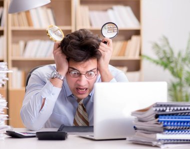 Ofiste çalışan komik muhasebeci.