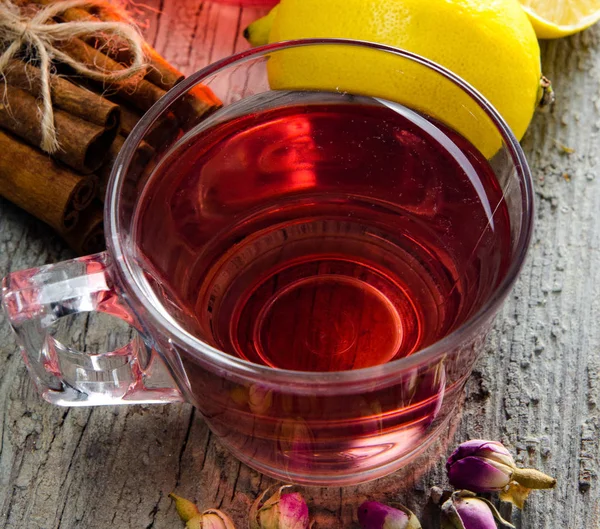 Chá de frutas na xícara servida na mesa — Fotografia de Stock