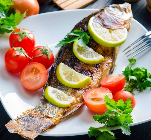 Gebratener Fisch auf dem Teller — Stockfoto