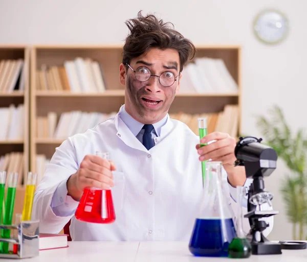 Médico cientista louco louco fazendo experimentos em um laboratório — Fotografia de Stock