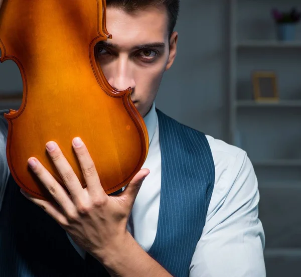 Joven músico practicando el violín en casa —  Fotos de Stock