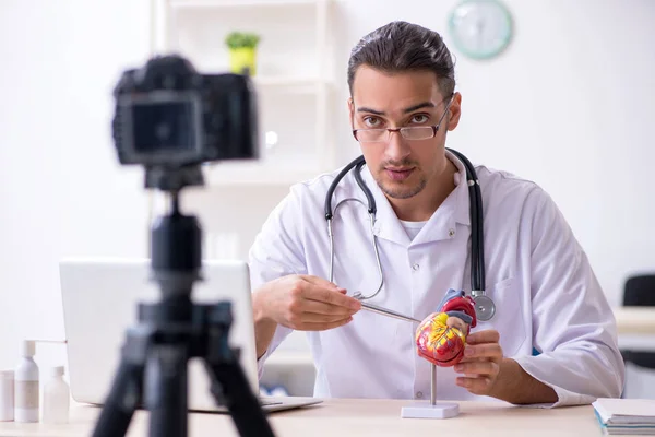 Jovem médico cardiologista gravação de vídeo para o seu blog — Fotografia de Stock
