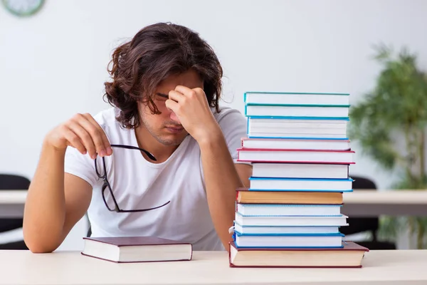 Mladý muž student sedí ve třídě — Stock fotografie