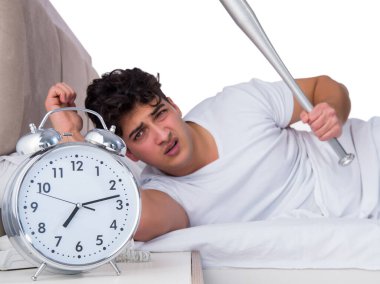 Yatakta uykusuzluk çeken bir adam.