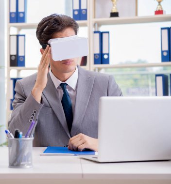 Sanal gerçeklik gözlüklü iş adamı ofisinde
