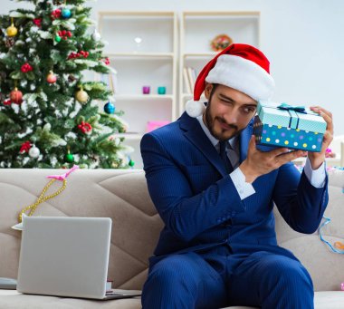 Noel 'de evde çalışan bir iş adamı.