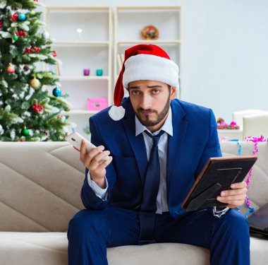 Noel 'de evde çalışan bir iş adamı.