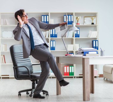 İş adamı işte ara verirken eğleniyor.