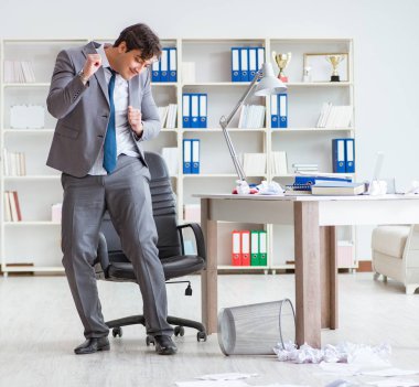 İş adamı işte ara verirken eğleniyor.