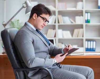 Ofiste çalışan genç bir işadamı.