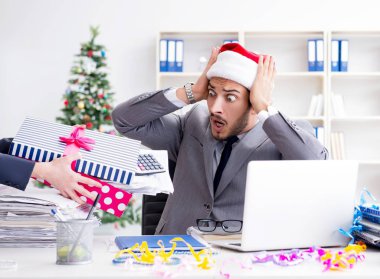 Genç işadamı Noel 'i ofiste kutluyor.