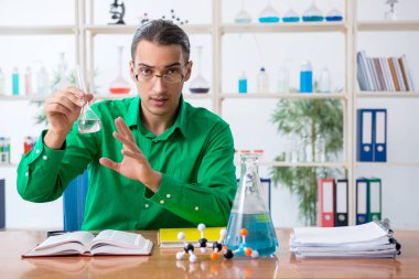 Kimya öğrencisi sınavlara çalışıyor.