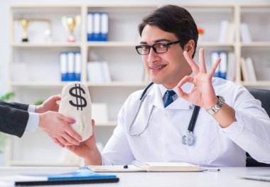 Sağlık sigortası dolandırıcılığı konseptinde genç doktor