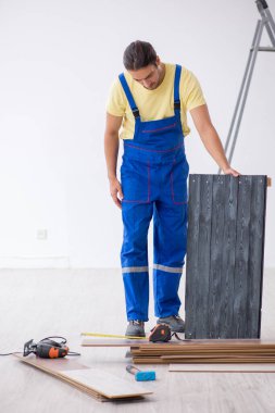 İçeride çalışan genç bir erkek müteahhit.