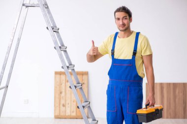 İçeride çalışan genç bir erkek müteahhit.