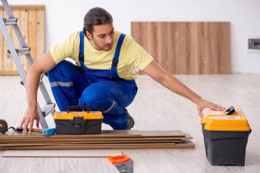 İçeride çalışan genç bir erkek müteahhit.