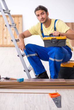 İçeride çalışan genç bir erkek müteahhit.