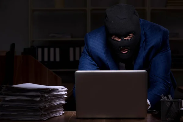 Male employee stealing information in the office night time — Stock Photo, Image