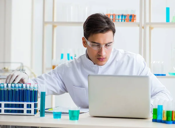 Químico masculino trabalhando em laboratório — Fotografia de Stock