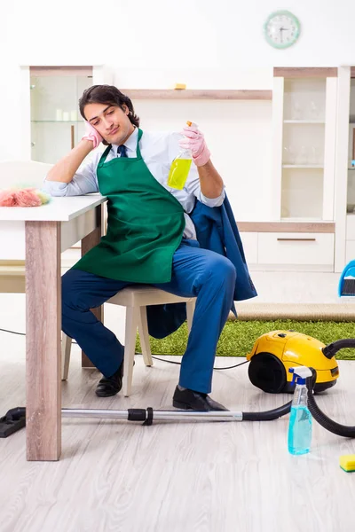 Jonge zakenman maakt het huis schoon — Stockfoto