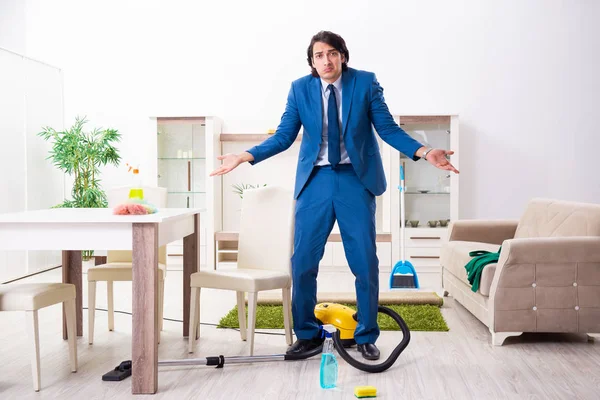 Jovem empresário limpando a casa — Fotografia de Stock