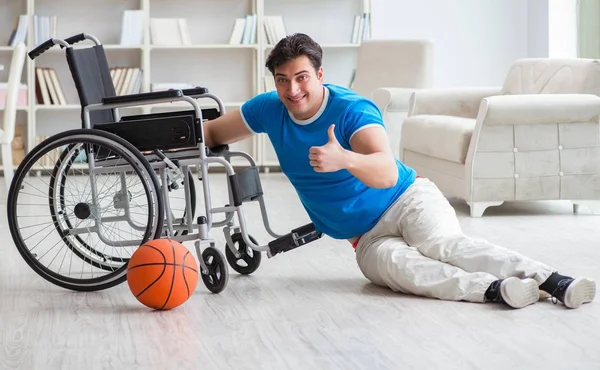 Young basketball player on wheelchair recovering from injury — Stock Photo, Image
