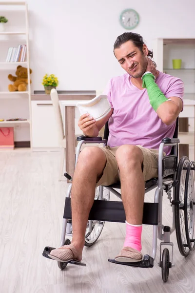 Junger Mann leidet nach Autounfall zu Hause — Stockfoto