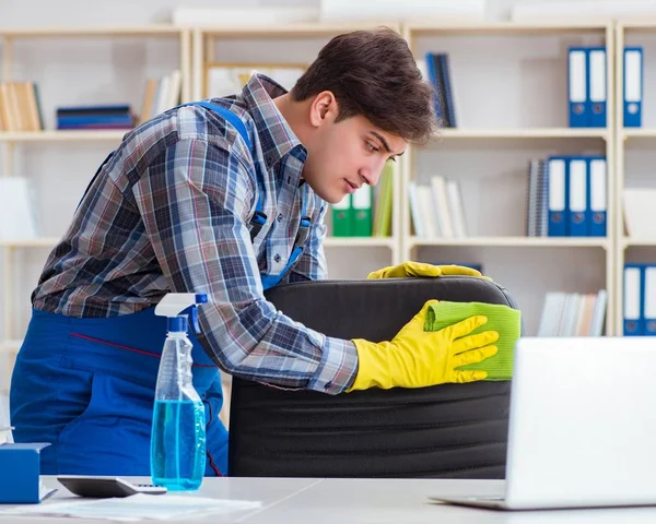 Mannelijke schoonmaker werkt in het kantoor — Stockfoto