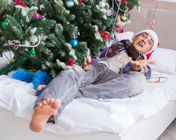 Homem sofrendo ressaca após a festa de Natal — Fotografia de Stock