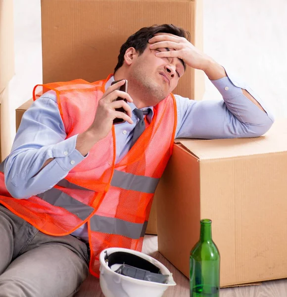 Entrega hombre borracho en el trabajo — Foto de Stock