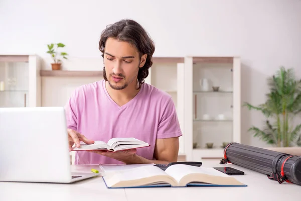 Joven estudiante masculino preparándose para los exámenes en casa — Foto de Stock