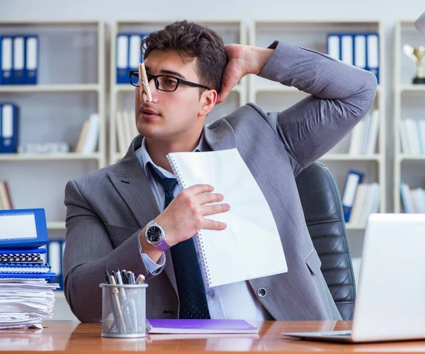 Επιχειρηματίας εφίδρωση υπερβολικά μυρίζει άσχημα στο γραφείο κατά την εργασία — Φωτογραφία Αρχείου