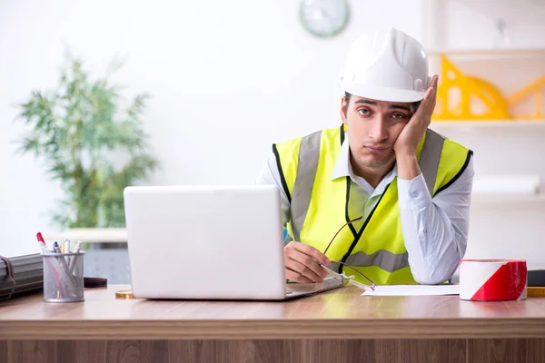 Junger männlicher Architekt arbeitet im Büro — Stockfoto