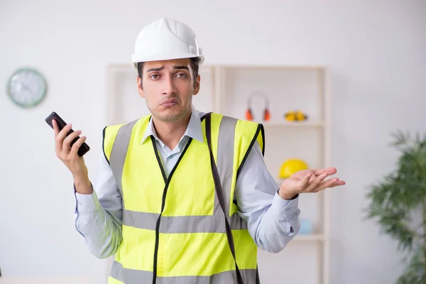 Junger männlicher Architekt arbeitet im Büro — Stockfoto