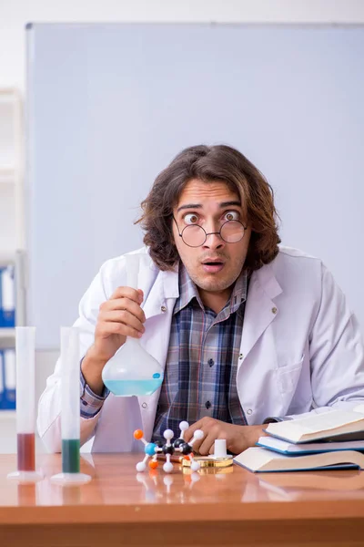 Profesor de química durante la conferencia en la universidad —  Fotos de Stock