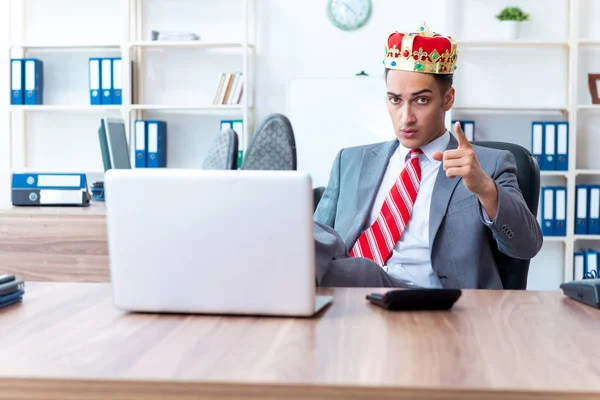 King businessman at his workplace — Stock Photo, Image