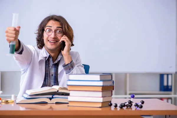 Professor de Química durante palestra na faculdade — Fotografia de Stock