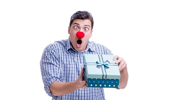 Homme avec un nez rouge drôle tenant un cadeau de sac à provisions est — Photo