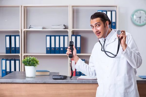 Jeune homme médecin à la réception à l'hôpital — Photo