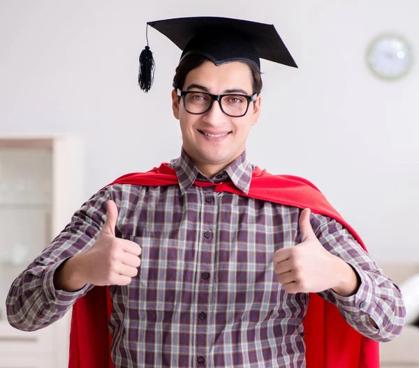 Super hjälte student bär kartong i en röd mantel — Stockfoto