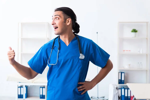 Junger Arzt arbeitet in der Klinik — Stockfoto