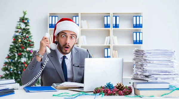 Jovem empresário comemorando o Natal no escritório — Fotografia de Stock