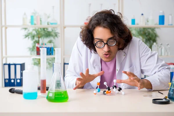 Grappige mannelijke chemicus die in het lab werkt — Stockfoto