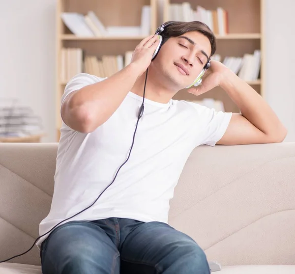 Hombre escuchando música en casa —  Fotos de Stock