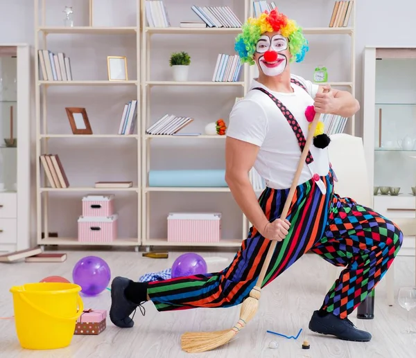 Palhaço engraçado fazendo limpeza em casa — Fotografia de Stock