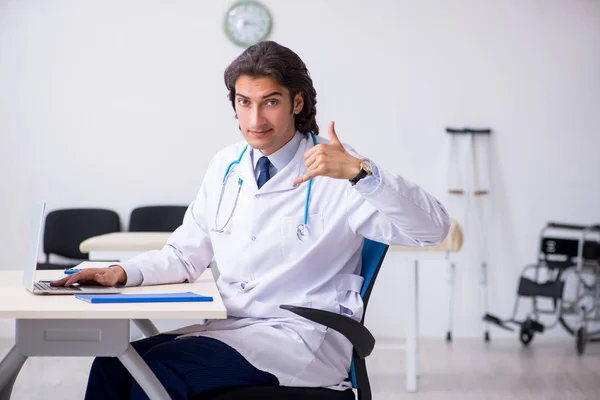 Ung stilig läkare i telemedicin koncept — Stockfoto