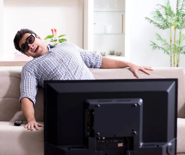 Hombre viendo 3d tv en casa — Foto de Stock